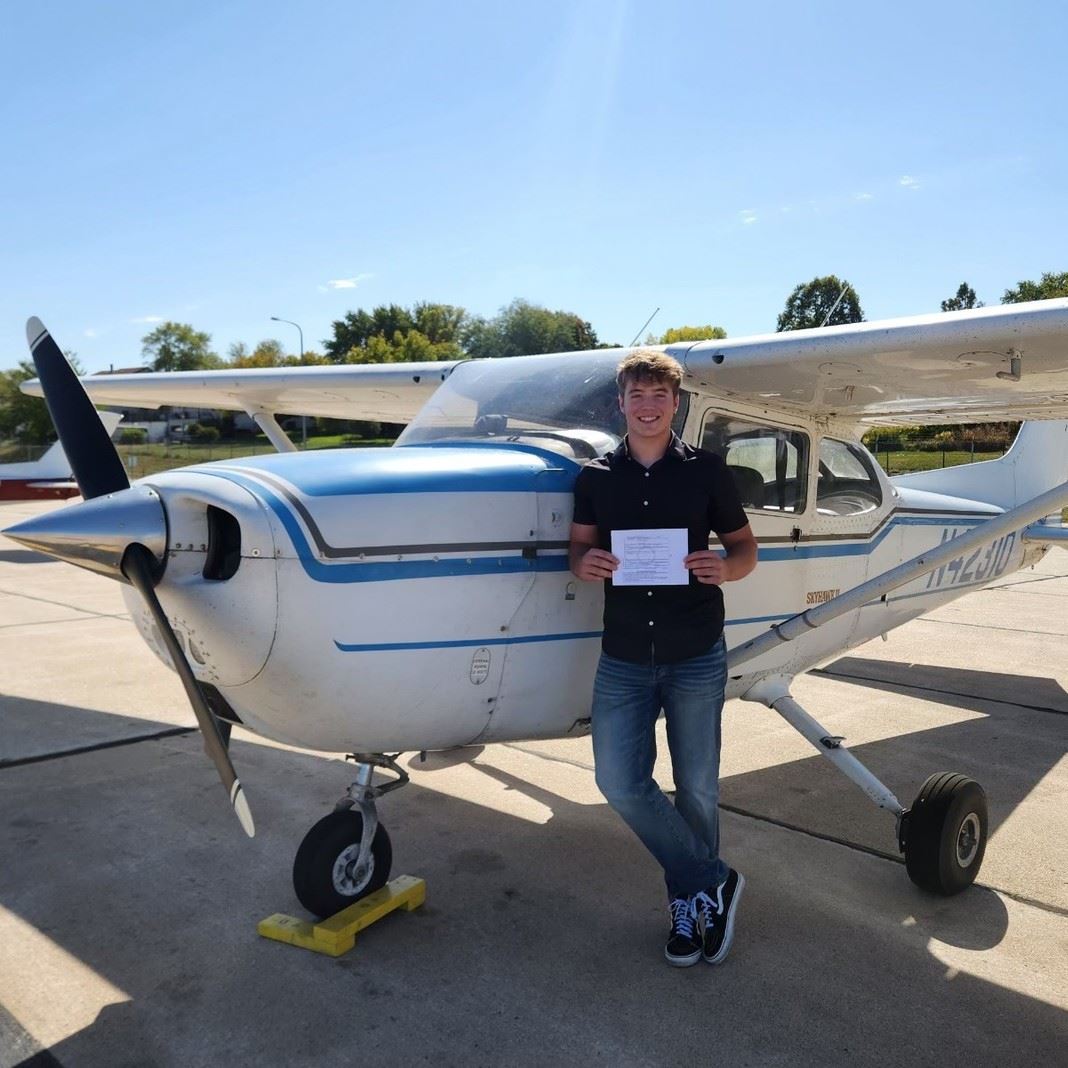  Thomas Reid in front of a plane